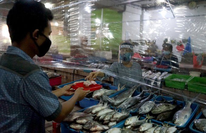 Transaksi Pembayaran Pasar Tangguh di Surabaya Wajib Pakai Nampan