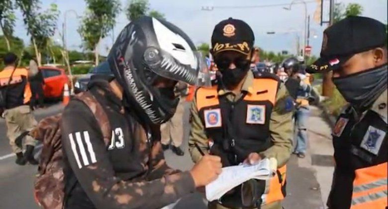 New Normal, Tak Pakai Masker ‘Dihukum’ Joget hingga Sita KTP