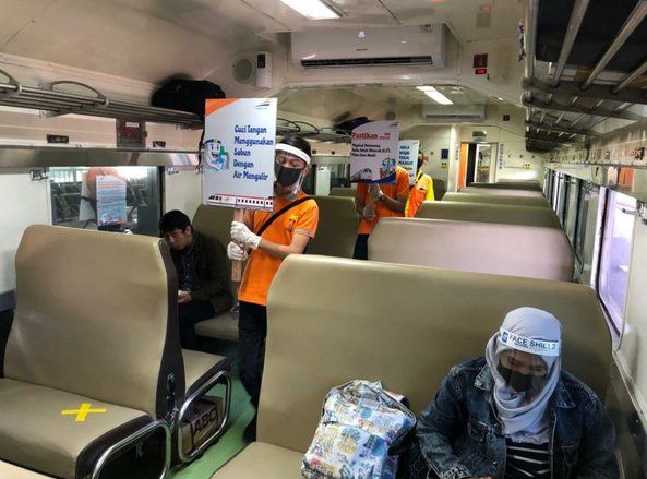 Komunitas Pecinta KA “Si Puong” Kampanye Protokol Kesehatan di Stasiun dan Kereta