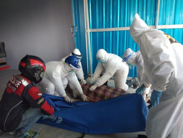 Diduga Jantung, Pria Lansia Meninggal Mendadak Dievakuasi Protokol Covid-19