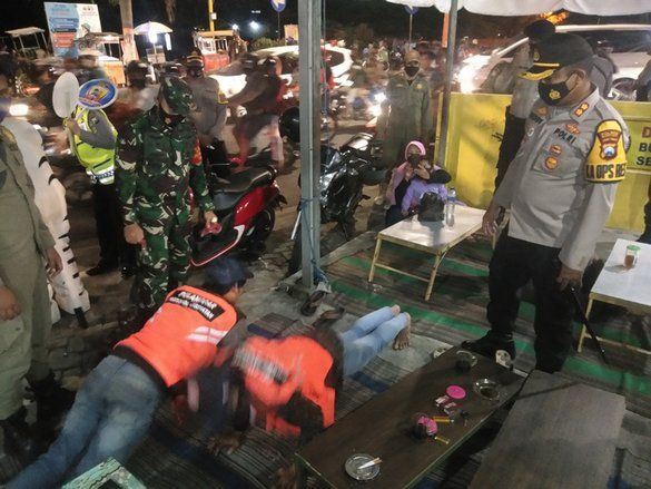 Tak Pakai Masker, Masyarakat Diberi Rompi Pelanggar Protokol Kesehatan