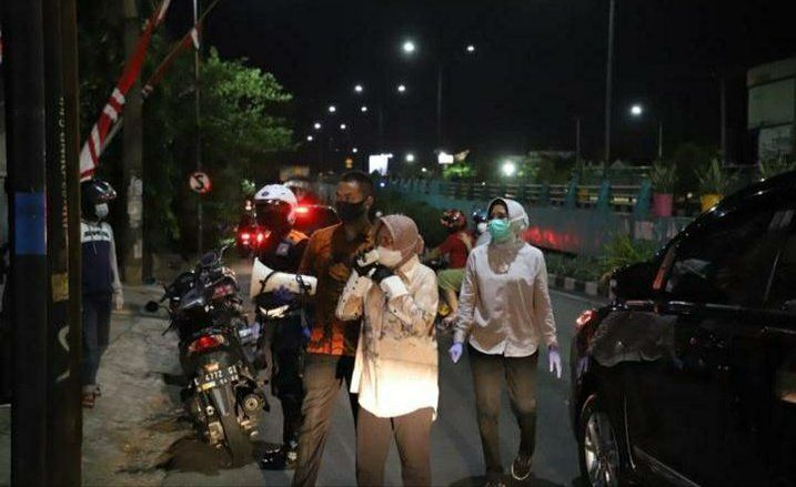 Cara Risma Ingatkan Protokol Kesehatan Cegah Covid saat Razia Malam