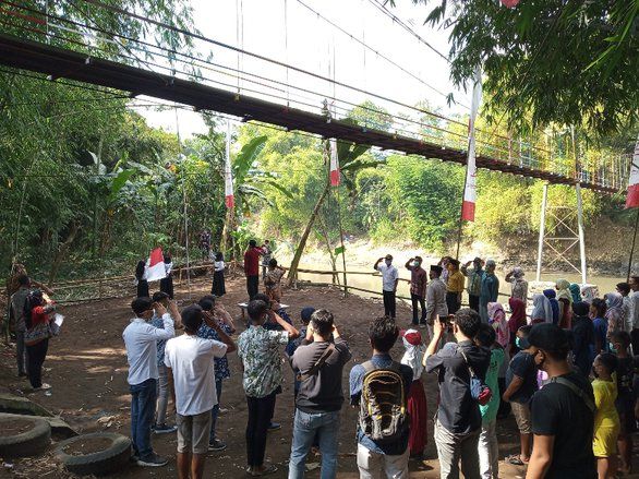 HUT Kemerdekaan, Warga Jember Bersihkan Sungai dan Lepas Benih Lele