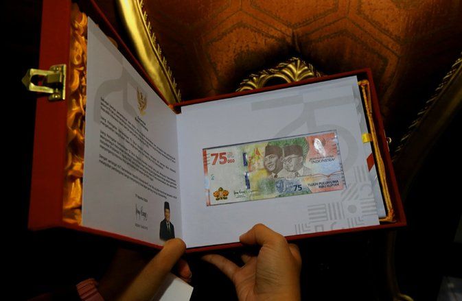 Diberi Uang Baru Pecahan Rp75 Ribu, Ini Kata Risma
