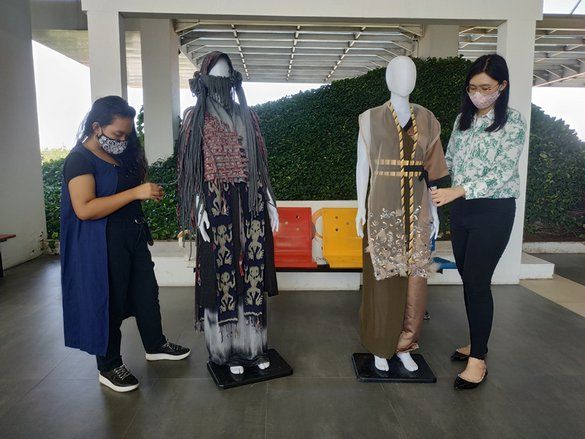 Dua Mahasiswi UK Petra Juara di Surabaya Fashion Designer Award 2020