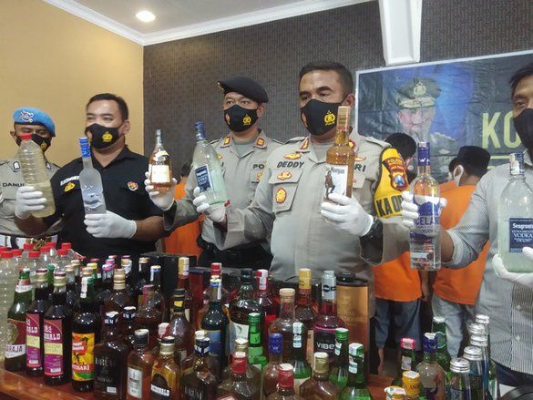 Sepi Pengguna Jasa, Puluhan Purel <em>Nyambi</em> Jual Miras Online