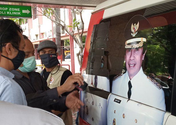 Bawaslu dan Pansus Pilkada DPRD Jember Tutup Gambar Calon Petahana Bupati di Mobil Ambulans