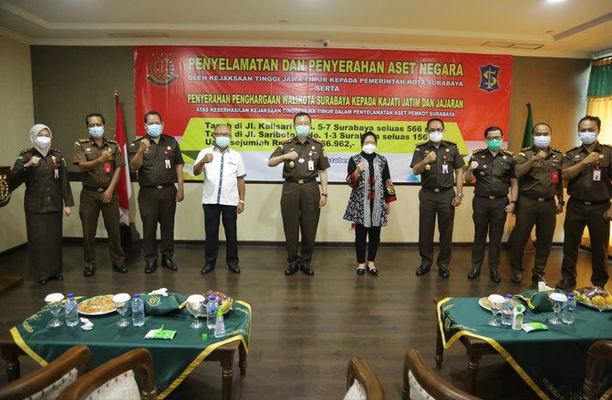 Kejati Jatim Kembalikan Dua Aset dan Uang Rp 4 Miliar ke Tangan Pemkot Surabaya