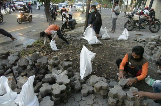 Hindari Aksi Unjuk Rasa Anarkis, Petugas Gabungan di Surabaya Kumpulkan Batu