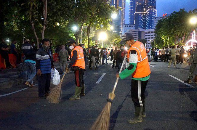Unjuk Rasa Tolak Omnibus Law Berakhir Petang, DKRTH Sisir Sampah