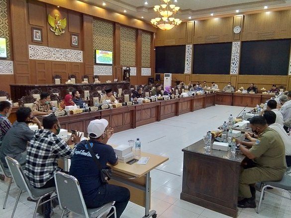 Warga Probolinggo Kecewa, Rapat Masalah Bongkar Muat Batubara Tak Dihadiri Pimpinan DPRD
 