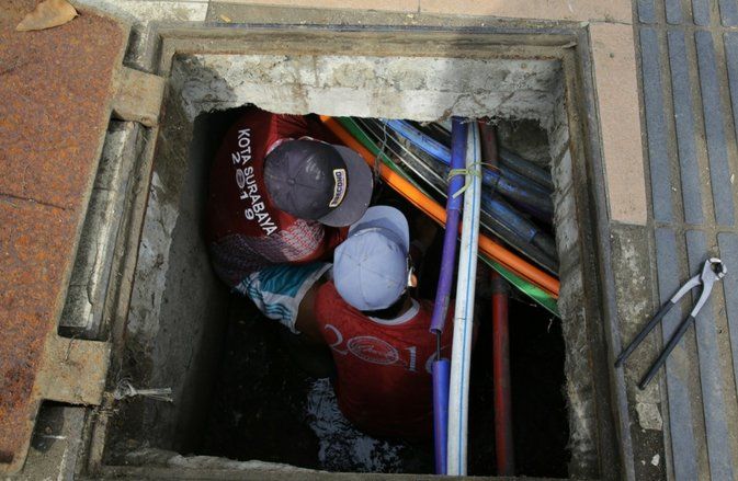 Cegah Banjir, Pemkot Surabaya Rapikan Kabel Optik di Saluran Air