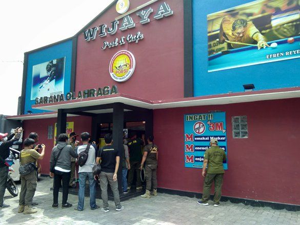 Belum Kantongi IMB, Satpol PP Kota Probolinggo Segel Arena Billiard