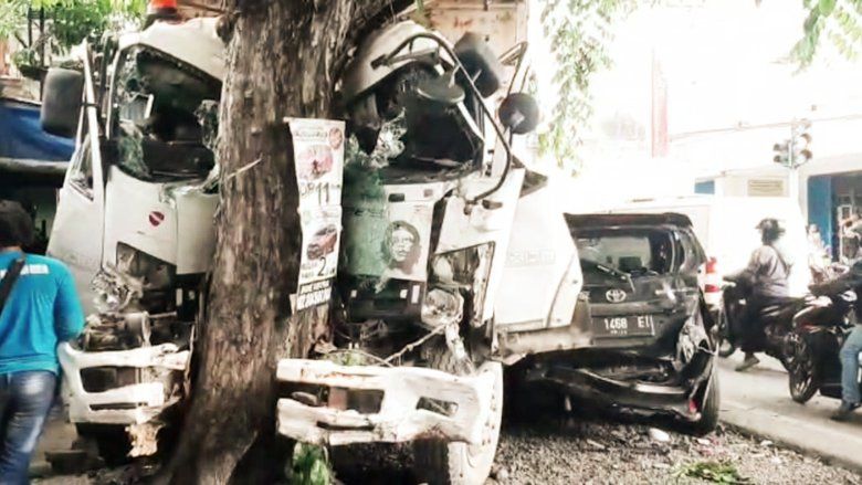 Rem Blong, Dump Truk Tabrak Sembilan Kendaraan di Jalur Pantura Gresik