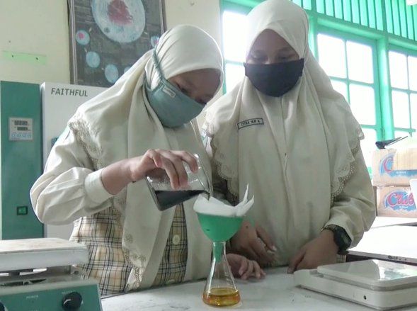 Pelajar Mts NU Trate Gresik Ubah Minyak Jelantah Jadi Kembali Jernih Dengan Ampas Kopi