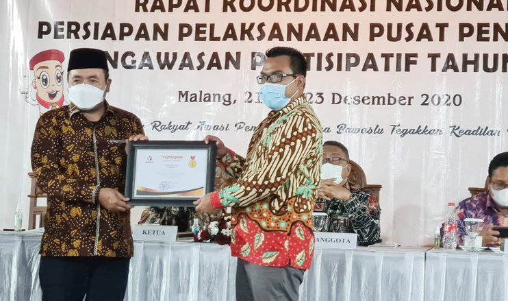 Bawaslu Gresik Raih Penghargaan Terbaik Pertama Penggunaan Siwaslu