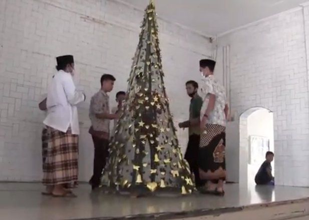 Lesbumi NU Madiun Hias Pohon Natal dan Sedekah Makanan di Panti Asuhan