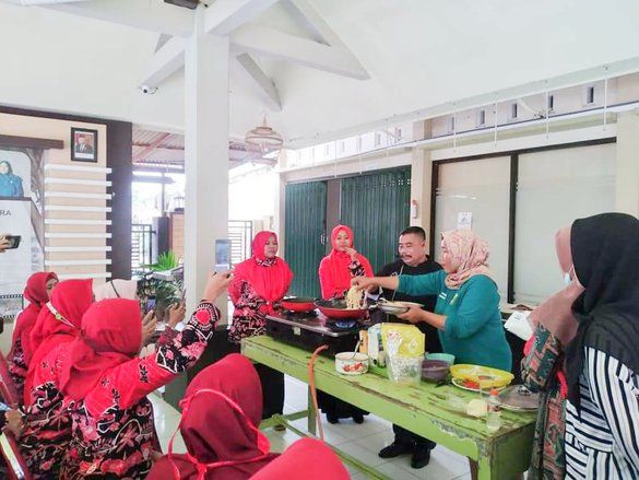 Dapur Mbok Inggih PKK Sekapuk Asah Kualitas SDM Lewat <em>Cooking Class </em>di Tengah Pandemi