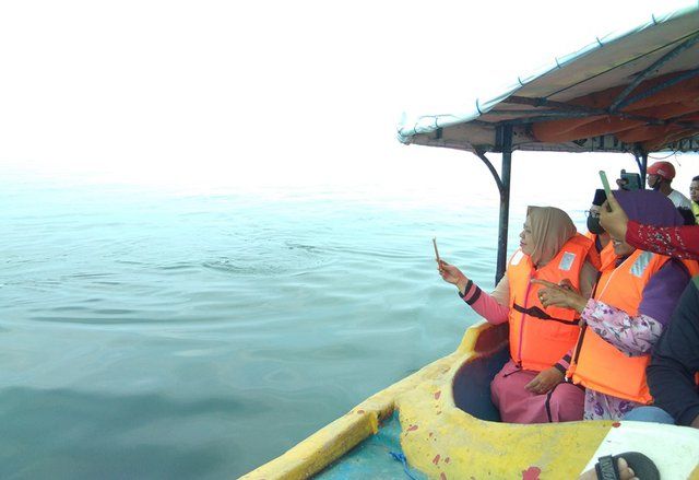 Kemunculan Hiu Tutul di Perairan Pantai Bentar&nbsp;Jadi Daya Tarik Wisata