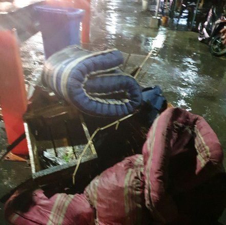 Sumbat Saluran Air, Limbah Kasur Penyebab Genangan di Surabaya