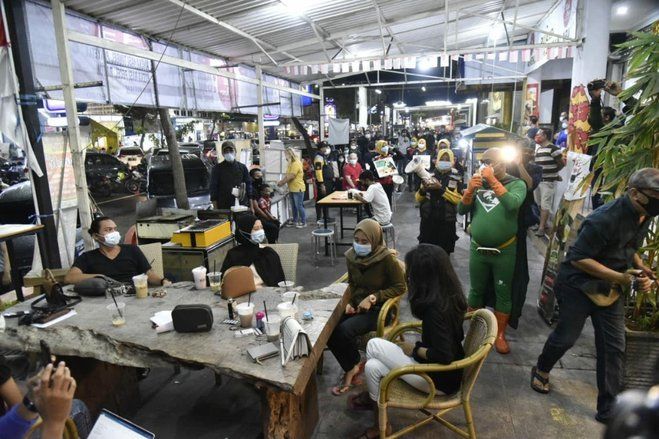 Aksi “New Man” Camat Sawahan Sosialisasi Prokes Cegah Covid-19 di G-Walk
