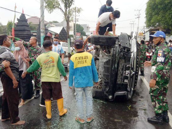 Tabrak Median Jalan, Mitsubishi Pajero Terguling&nbsp;di Depan Kodim Gresik