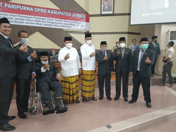 Pakai Sarung, Bupati dan Wabup Jember Terpilih Hadiri Paripurna DPRD