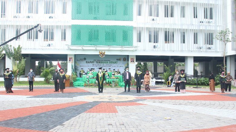 Bersamaan, STIE Perbanas Surabaya Adakan Wisuda Online dan Offline Berkonsep Outdoor