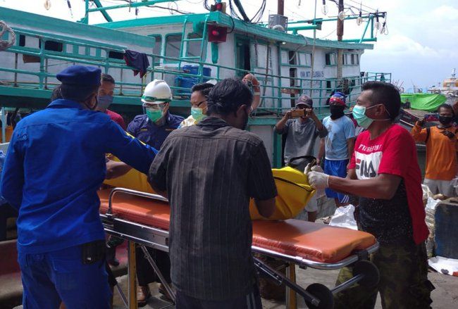 Meninggal Diduga Infeksi, Jenazah Kru KM Inti Nelayan 15 Dibawa ke Probolinggo