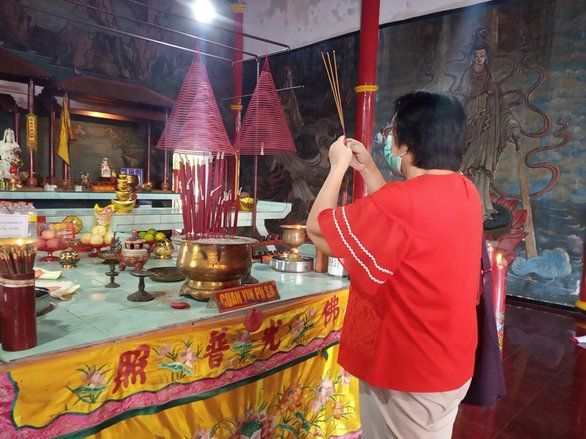 Berharap Pandemi Berakhir, Umat Tri Dharma di Jember Beribadah di Rumah