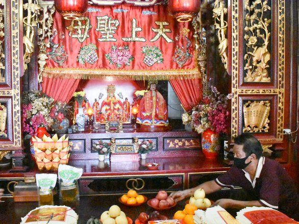 Umat Tri Dharma di Gresik Baca Doa Tolak Bala termasuk Covid-19