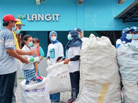 Istri Bupati Gresik Terpilih Ikut Pungut Sampah Plastik