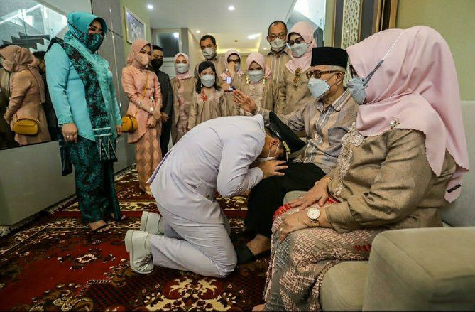 Sungkem Jelang Pelantikan, Eri Cahyadi Dibekali Al-Fatihah Orang Tua