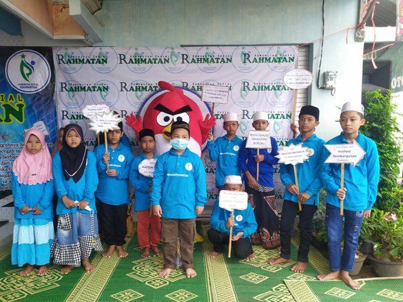 Komunitas Sosial Rahmatan Gresik Hibur Yatim Piatu dan Beri Santunan