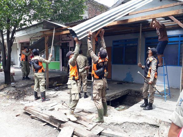 Puluhan Bangunan Liar di Atas Saluran Jetis Kulon Wonokromo Ditertibkan