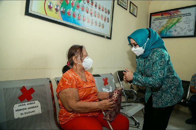 Sosialisasi Vaksin Covid untuk Lansia, Ketua PKK Surabaya Keliling Puskesmas