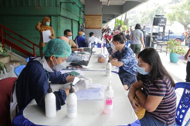 513 Pemilik Toko dan Karyawan Pasar Genteng Divaksin
