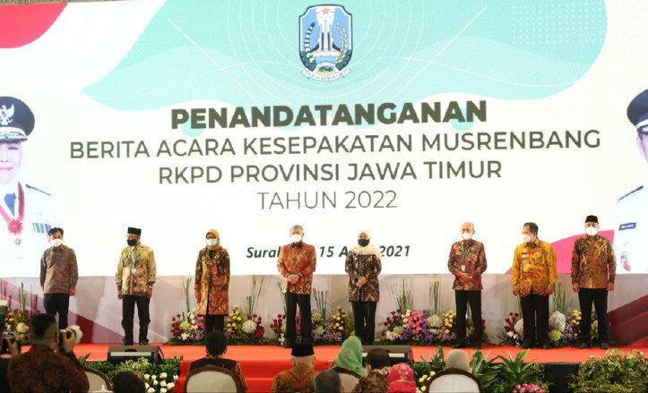 Selaraskan Program Pusat dan Provinsi, Gubernur Jatim Beri Penghargaan Pemkot Surabaya