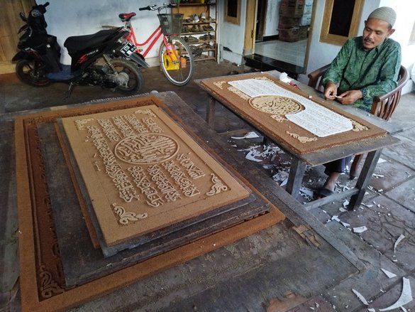 Momen Ramadan, Seni Kaligrafi Serbuk Kayu di Probolinggo Banyak Dipesan