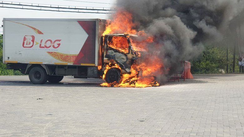 Tabrakan Truk Boks dan Motor hingga Terbakar, Pemotor Tewas