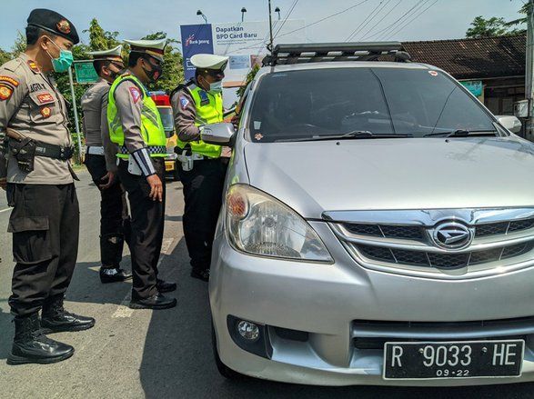 Uji Coba Larangan Mudik, Kendaraan Selain Pelat Nomor AE Putar Balik&nbsp;