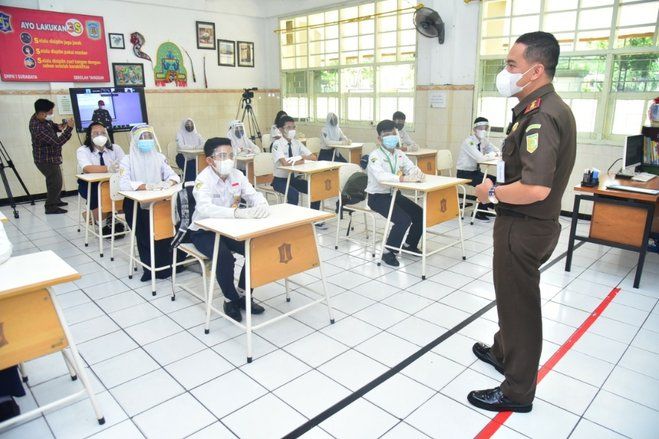 Kajari Tanjung Perak Isi Materi Hukum dalam Uji Coba Pembelajaran Tatap Muka