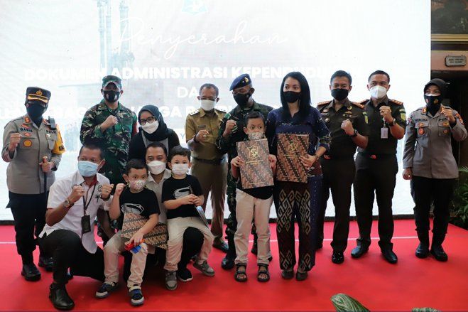 Pemkot Surabaya Serahkan Dokumen Adminduk dan Tali Asih Keluarga Patriot KRI Nanggala-402