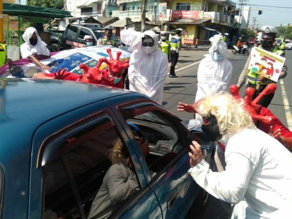 Anggota Lantas Polres Probolinggo Lakukan Edukasi Tertib Prokes Menggunakan Kostum Pocong