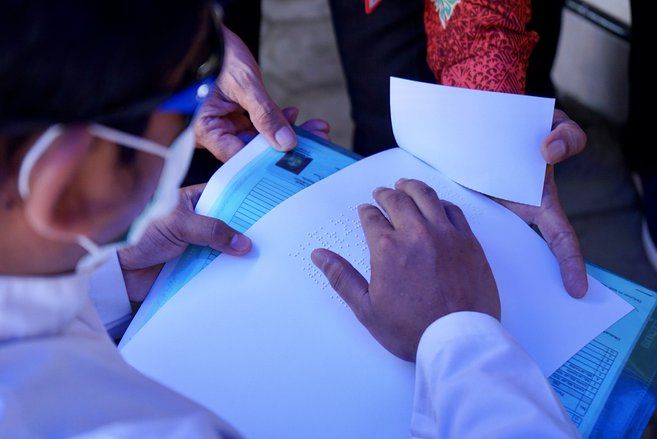 Pemkab Banyuwangi Terbitkan Dokumen Kependudukan Berhuruf Braille
