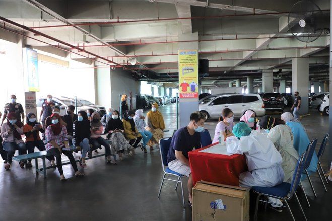 Ratusan Pedagang dan Pengunjung Pusat Grosir Surabaya Dites Usap