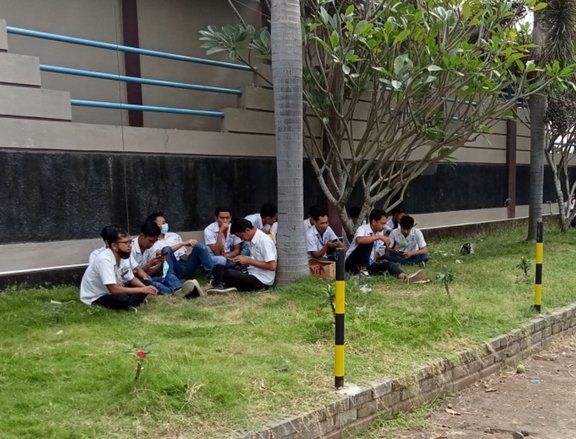 Pembayaran Tunggakan Gaji Molor, Buruh Pabrik Sepatu di Madiun Mogok Kerja 