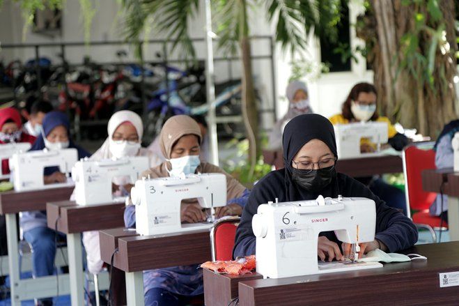 Disperindag Surabaya Berdayakan UMKM Buat Masker Tiga Lapis di Balai Kota