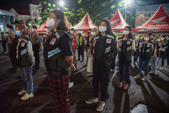 Aparat dan Relawan Surabaya Pakai Cara Humanis Ingatkan Warga Aturan PPKM Darurat