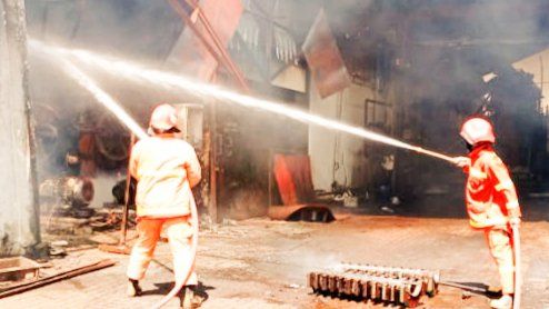 Pabrik Minyak Kelapa PT SGI Gresik Terbakar, Tidak Ada Korban Jiwa